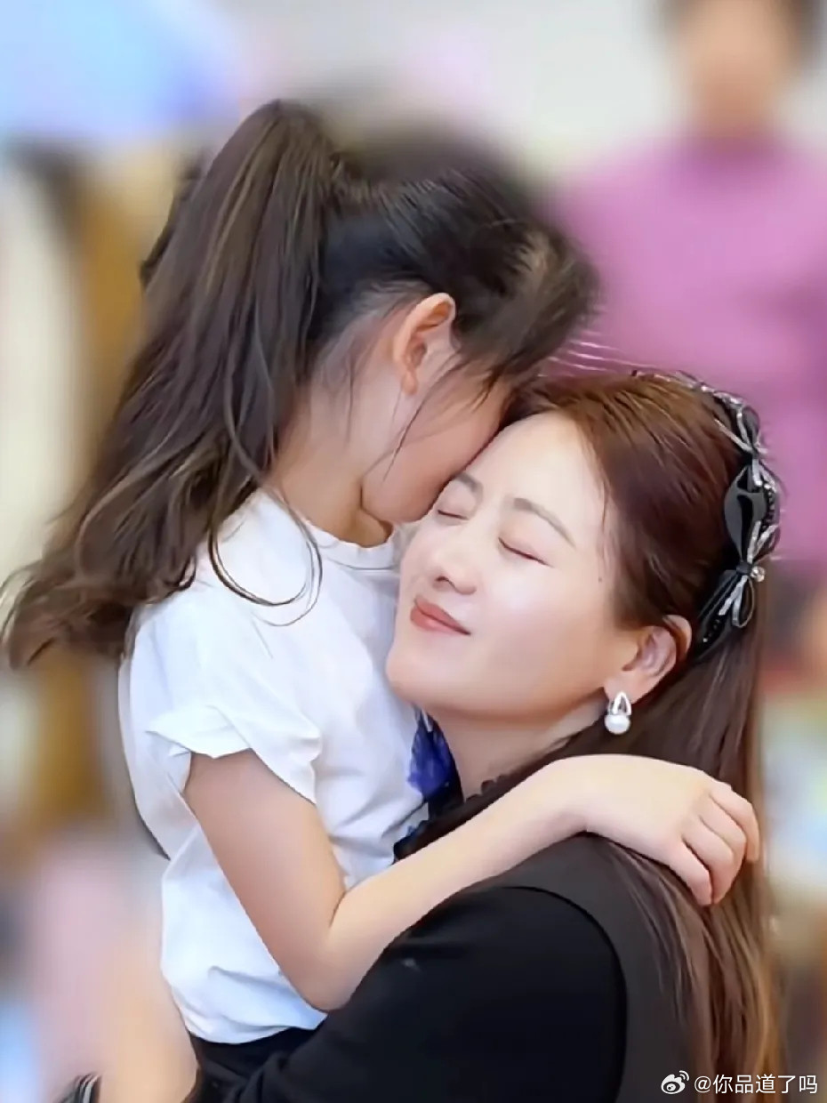 小李琳和经超给九岁女儿过生日呢，小姑娘长得特像爸爸，清清秀秀的真好看！说真的，小