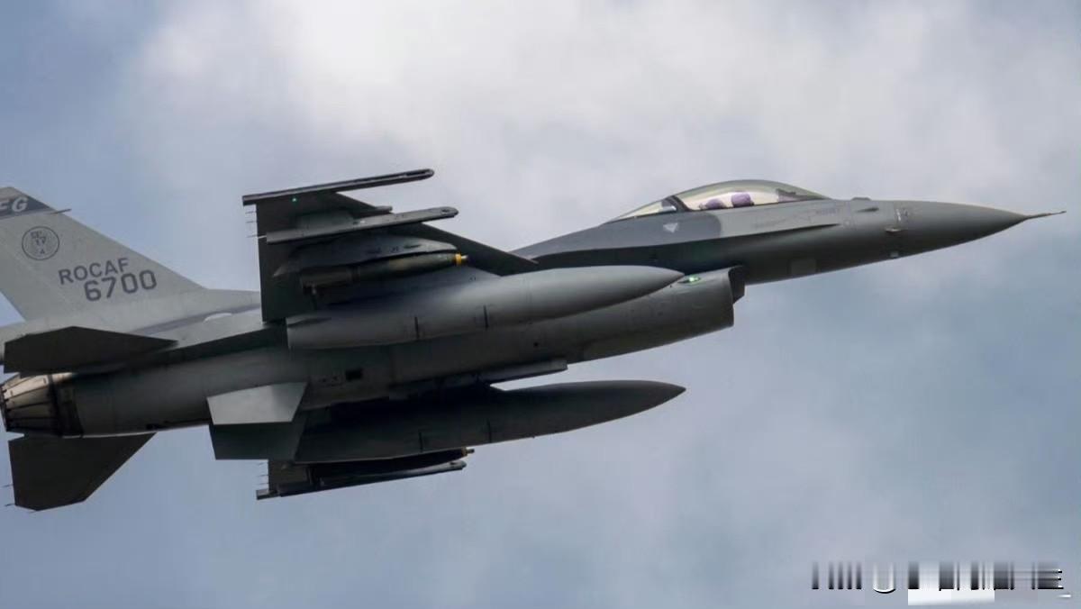 找了这么久F-16A战机还没找到，这难看湾湾这名飞行员大概率海里喂鱼了！[汗]