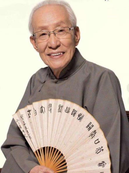 2009年，常宝华收徒宴，25桌大腕儿正喝的美着呢，牛群猛地站起来：“师父，他成