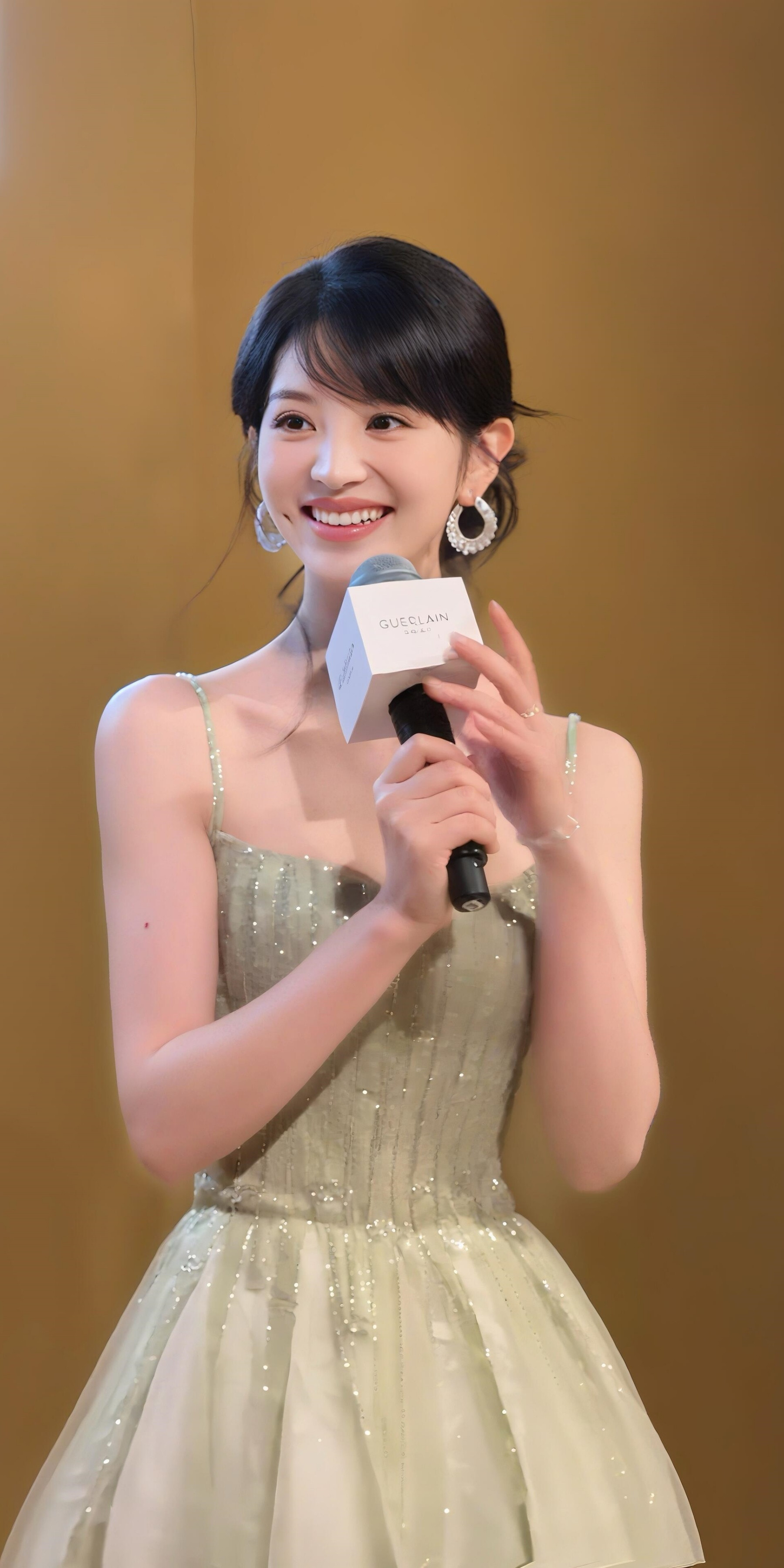 田曦薇晚宴内场穿搭壁纸，小田美美的看得出来她是公主。田曦薇