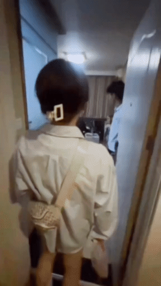 女朋友突然出现在自己面前？男孩激动的立马从床上蹦了下来！只见他搂着女朋友疯狂