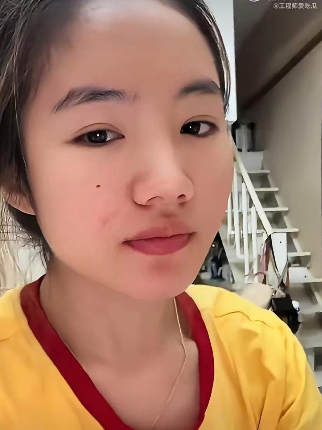 李勒优新账号发视频了，画面里能看出来她已经搬出来自己住了，租的那种loft，小小