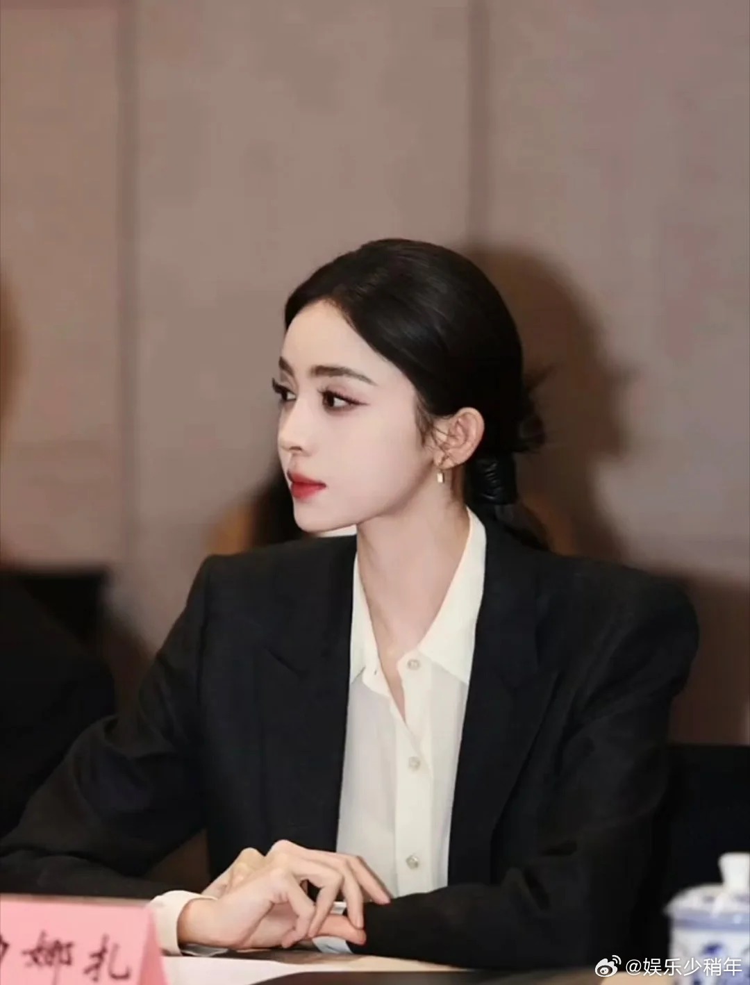 古力娜扎刷到棉农大叔拉着娜扎看新棉的片段好暖！大叔不知道她是明星，只聊收成的烟火