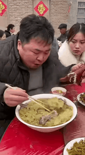 这位小哥吃相不雅，用俗话讲，他是在浪费衣禄。民间有种说法，人来到这个世界上衣禄