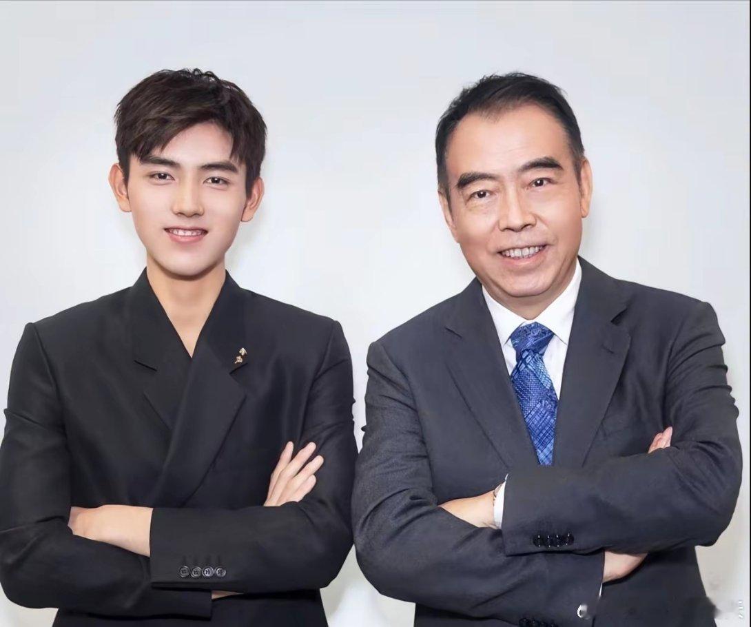 咋看咋觉得眼熟，今天一查，原来陈飞宇的父亲是陈凯歌，母亲是陈红。2018年出道，