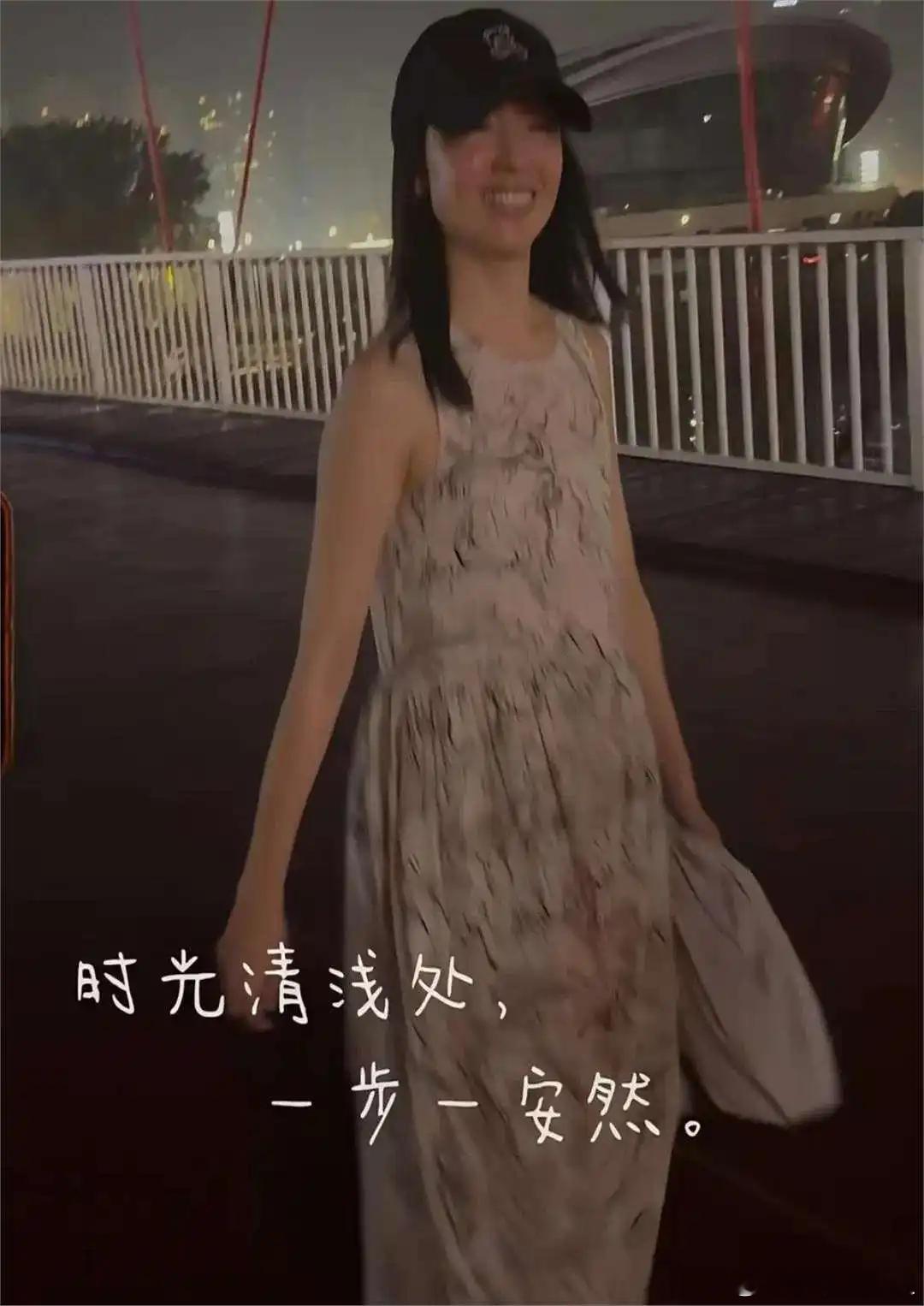 45岁董洁回辽宁大连老家探亲，与亲友吃烧烤，光脚漫步街头好惬意​！​​​