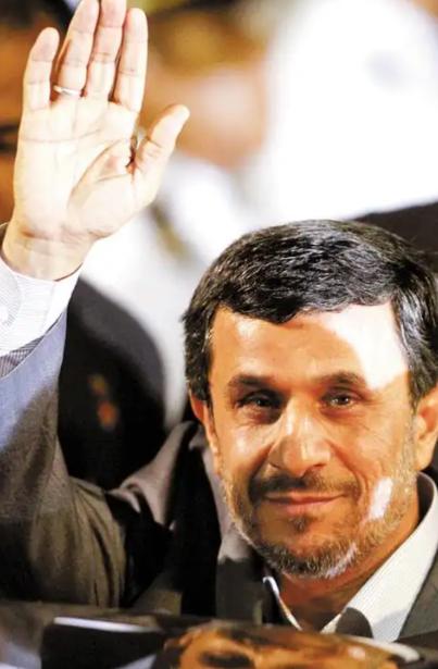 内贾德还没出山，伊朗政坛已经开始头疼了！穆杰塔巴想请他、内贾德想回来、两人理念完