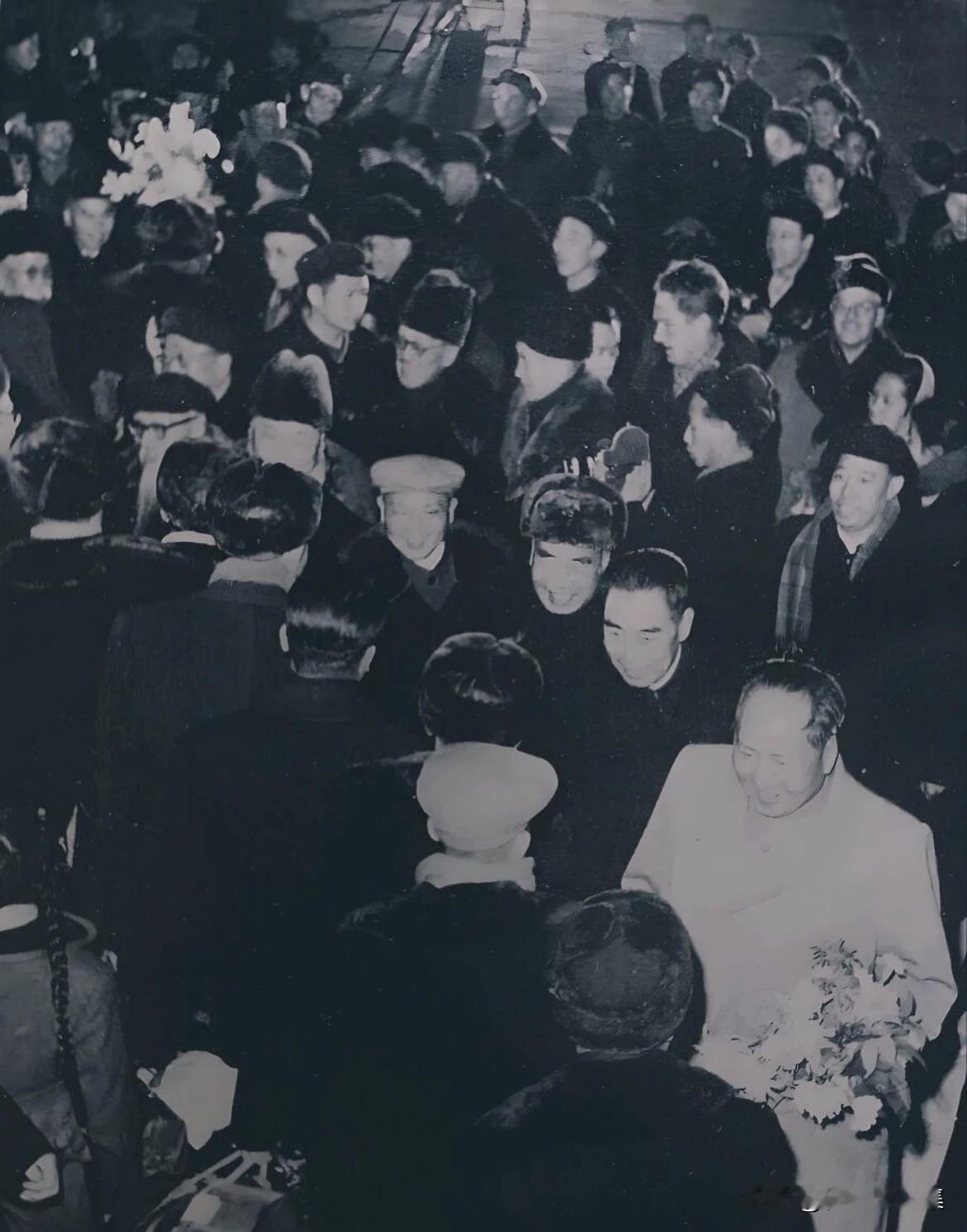 1960年12月9日，刘少奇同志率访苏代表团回国，毛泽东主席、周恩来总理等赴机场
