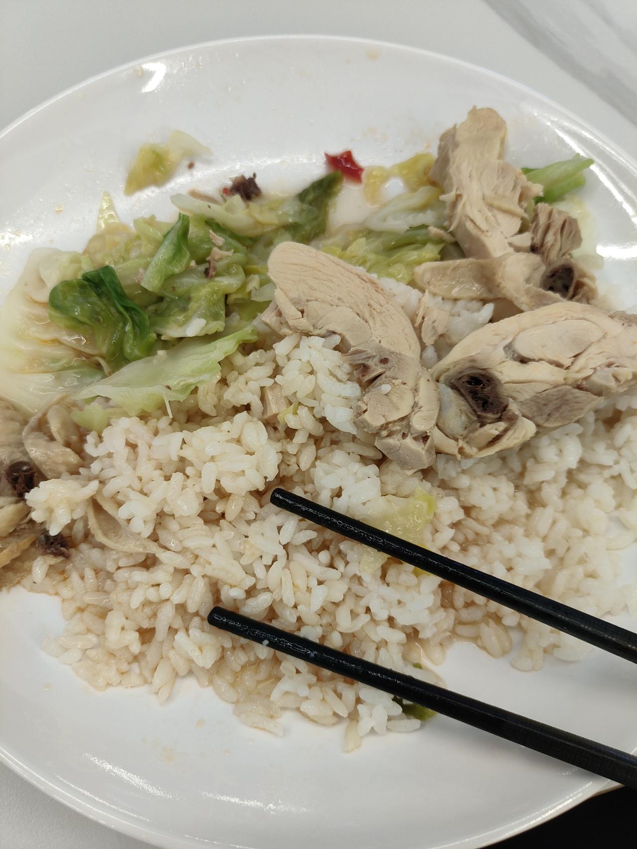 中午的减肥餐一份清炒包菜，一份白切鸡还有大概200g的米饭我算了一下大概有