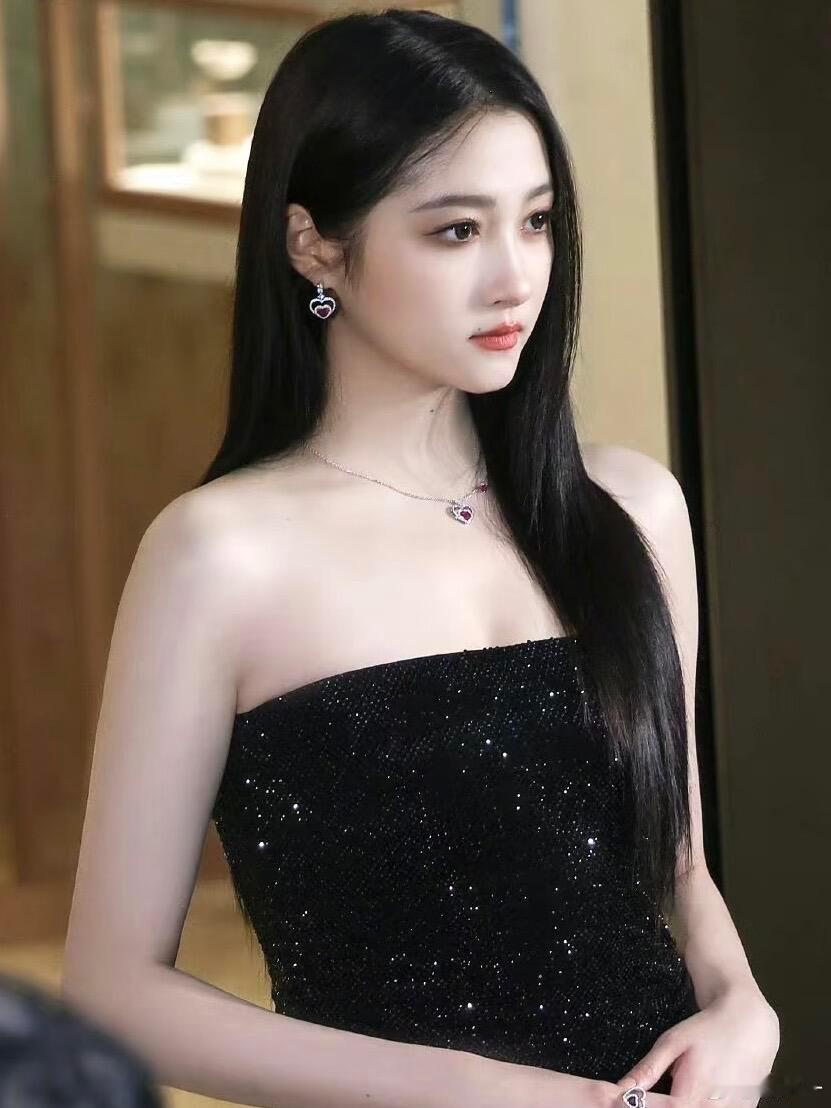 关晓彤好优越的骨相夸爆关晓彤的妈生骨相！头包脸的优势太明显了，镜头360度拍都找