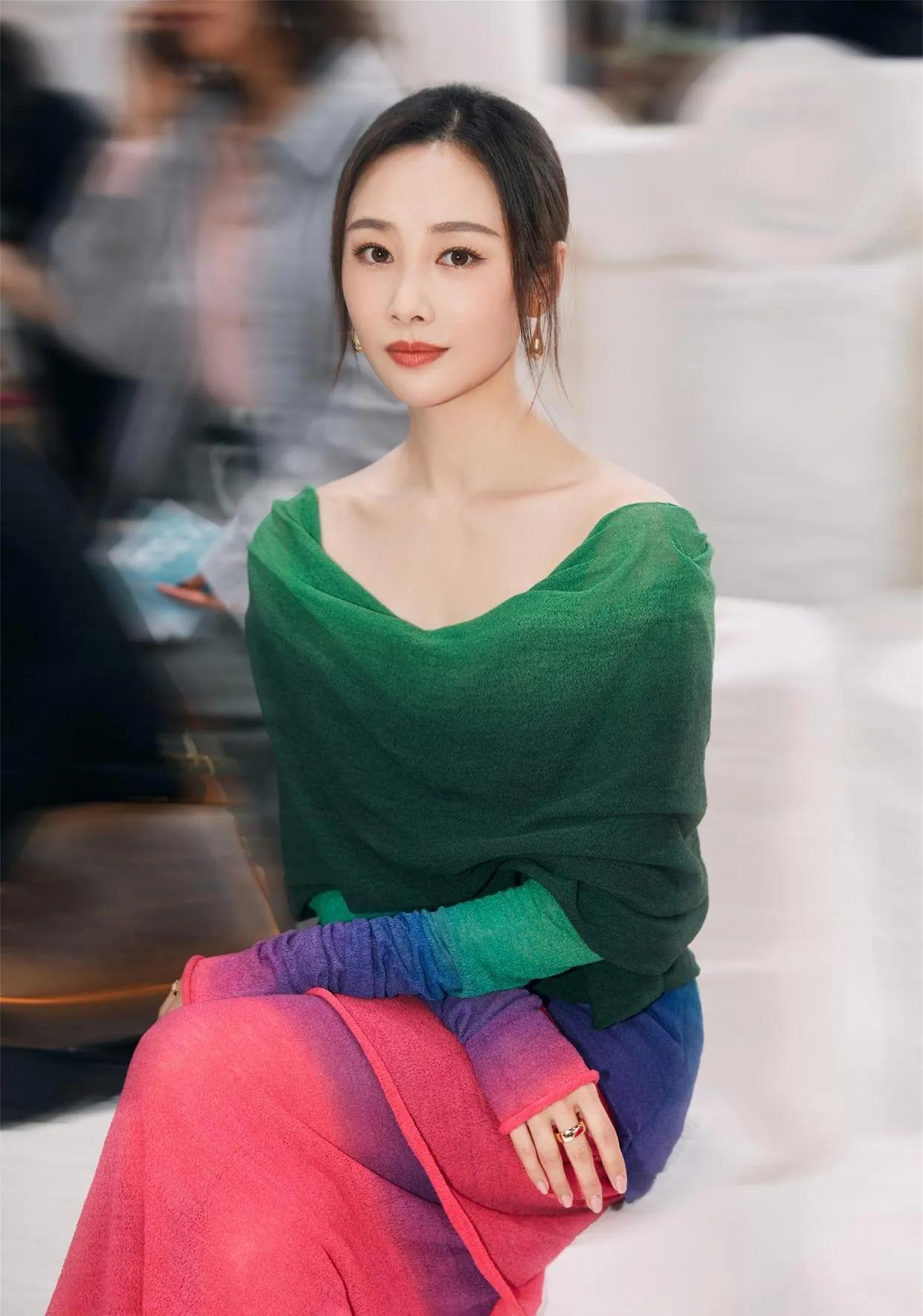 【李纯时装周造型，这色彩感绝了！】巴黎场的红绿渐变裙也太会穿了吧！松弛的露肩设