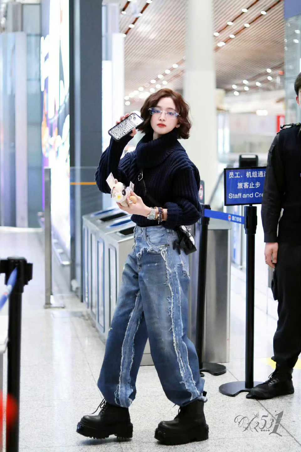 短发造型真的太惊艳了！深蓝色粗针织毛衣配浅色牛仔裤，简约又有个性。短发衬得她五官