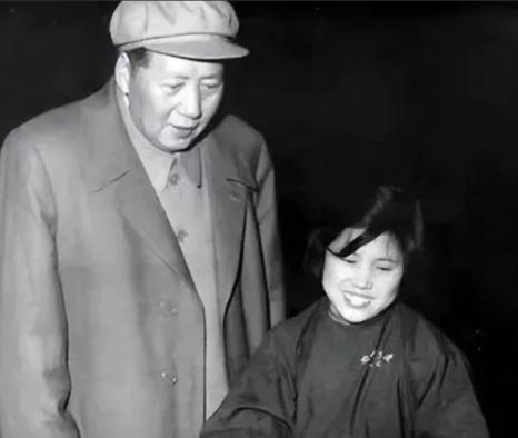 1958年，毛主席视察工厂，一位怀孕女工激动得站起来高喊“毛主席好”，谁也没想到