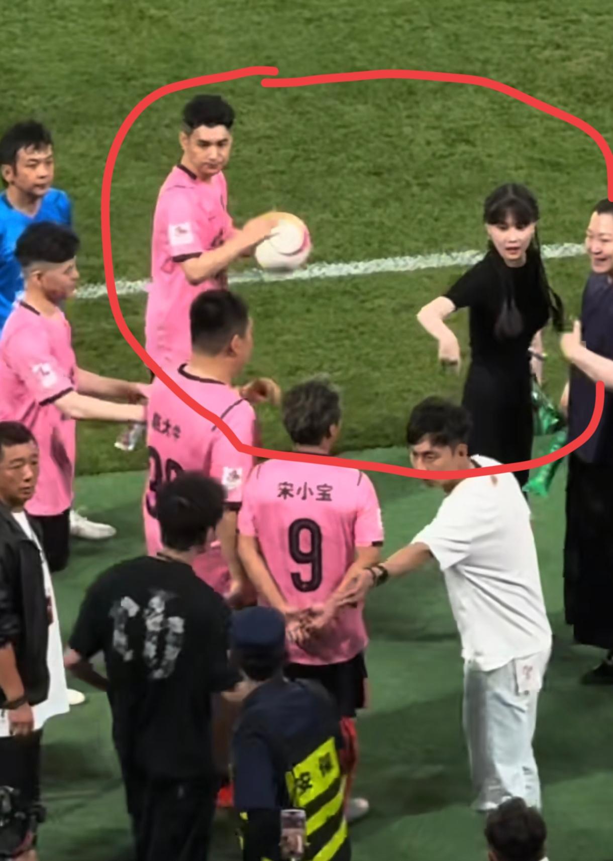 我发现赵本山的徒弟文松有点像职场上不会来事儿，不会看眼色的员工。这次文松参加赵本