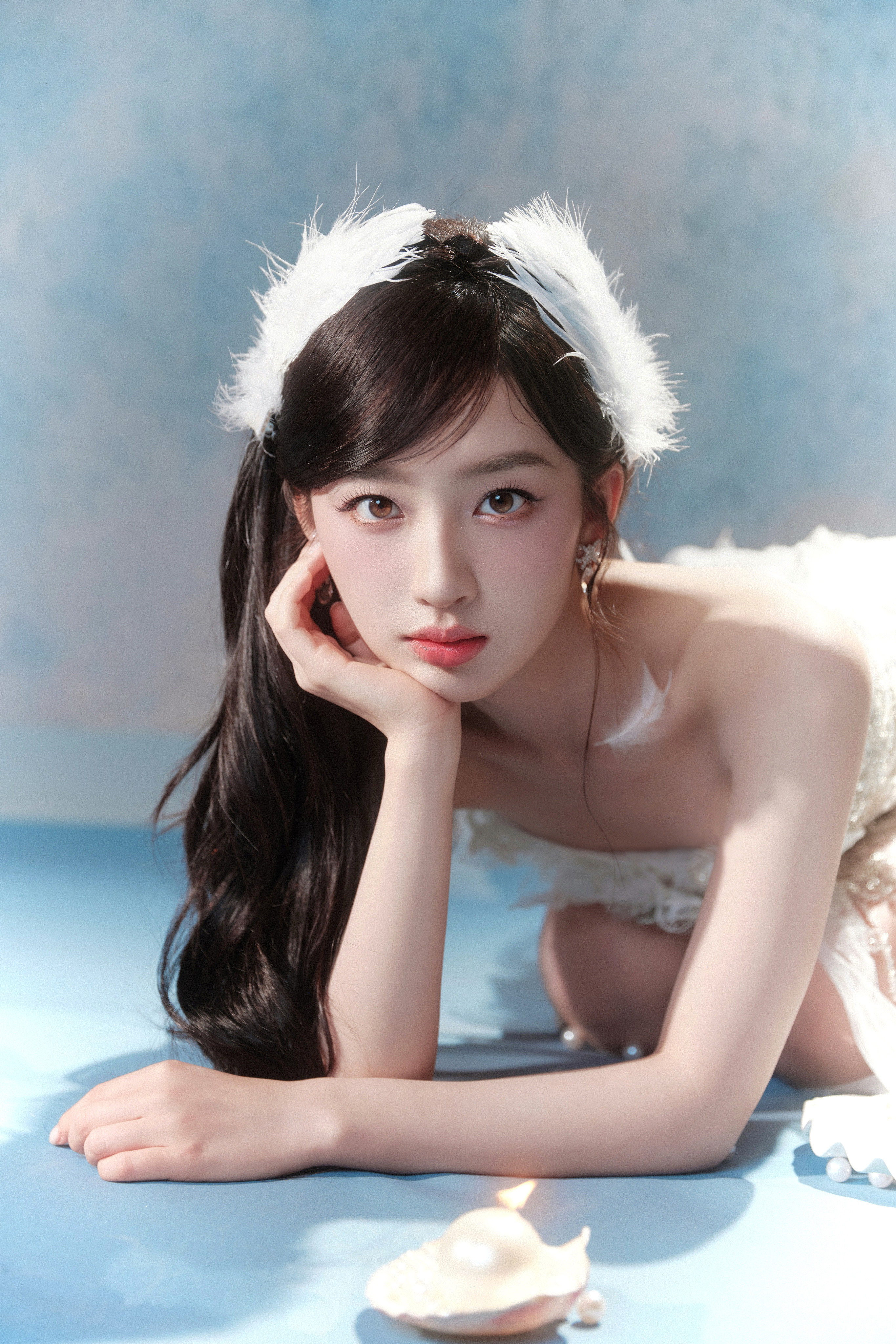 邓恩熙芭蕾少女的裙摆揉碎了温柔，羽毛发饰轻垂，白纱与碎花相拥有像一首被定格的