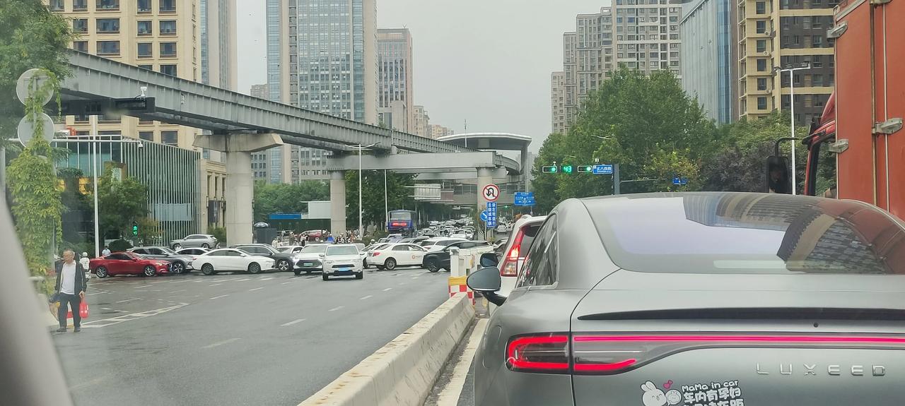 近期刚搬房子到长安区西沣路郭杜街附近，每天上班都要经过这段路，每天都堵，尤其最近
