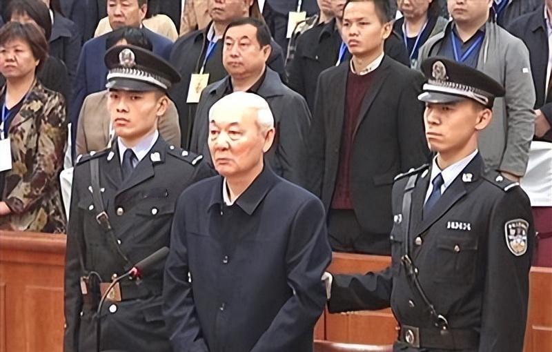 顶级“官霸”贪污不断地升迁，查办后坚持拒绝退赃，因贪财严重最终被判死刑！200