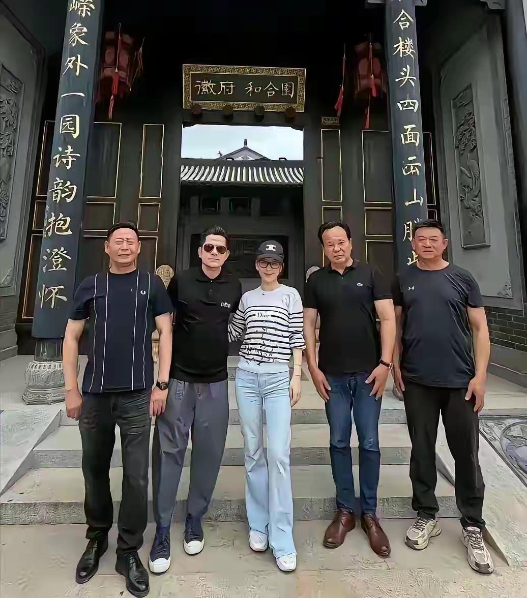 这女人谁啊？和这么多大佬在一起居然能站在C位！可见来头不小，不普通啊。