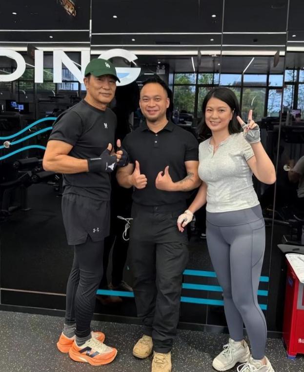 71岁的任达华直接封神了，这肌肉、这帅劲、这……不说了，看图吧！1、五官轮廓