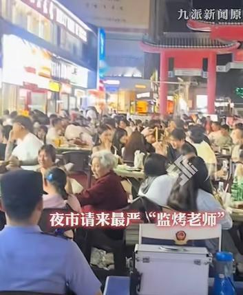 6月1日晚，河南新乡一处夜市里，灯光亮得晃眼，路边的烧烤摊坐满了人。夜市中