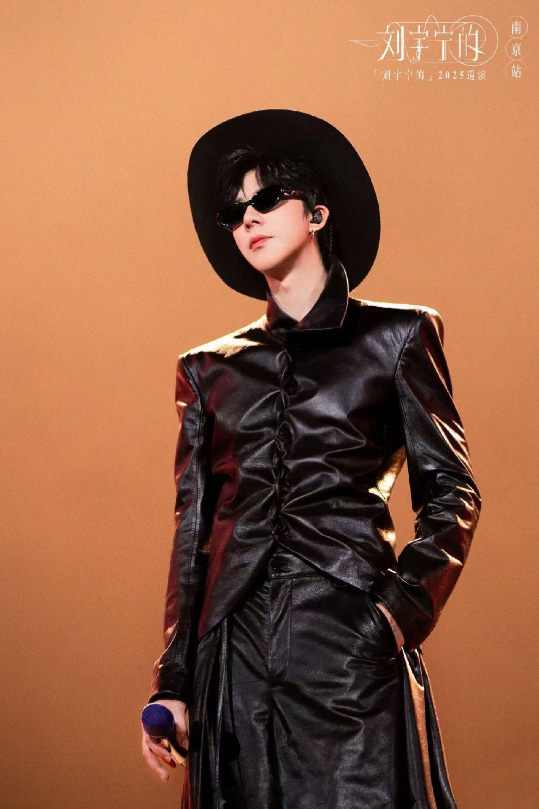 刘宇宁穿拖鞋去庆功宴刘宇宁在庆功宴上穿拖鞋刘宇宁的活人感也太强了哈哈！巡演结束后