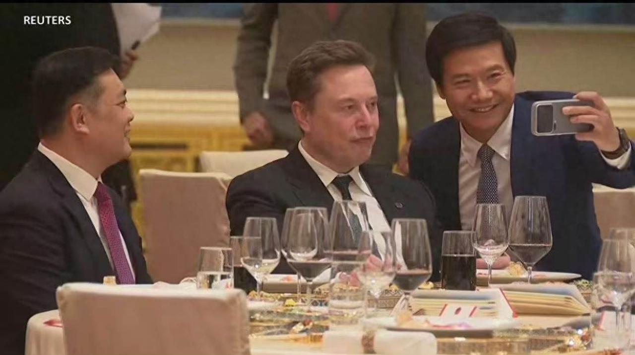 雷军和马斯克的合影有何意义为了流量吧，主动找马斯克自拍合影，就能对自己公司有发展
