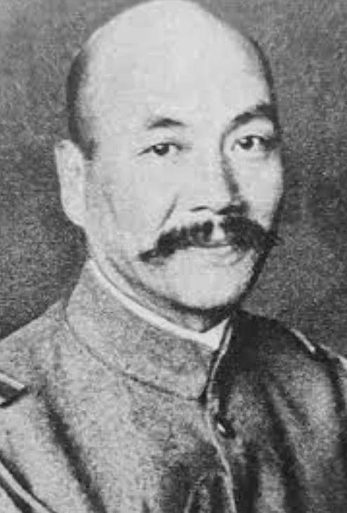 1942年，中国炮兵正在擦拭炮弹，见炮弹受潮，一个炮兵提议：“让我开一炮吧！”这