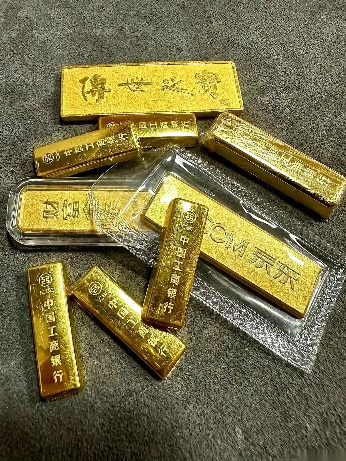 金价跌到882块一克那天，我手机屏幕上的曲线绿得发慌，手心都攥出汗了。我闺蜜，