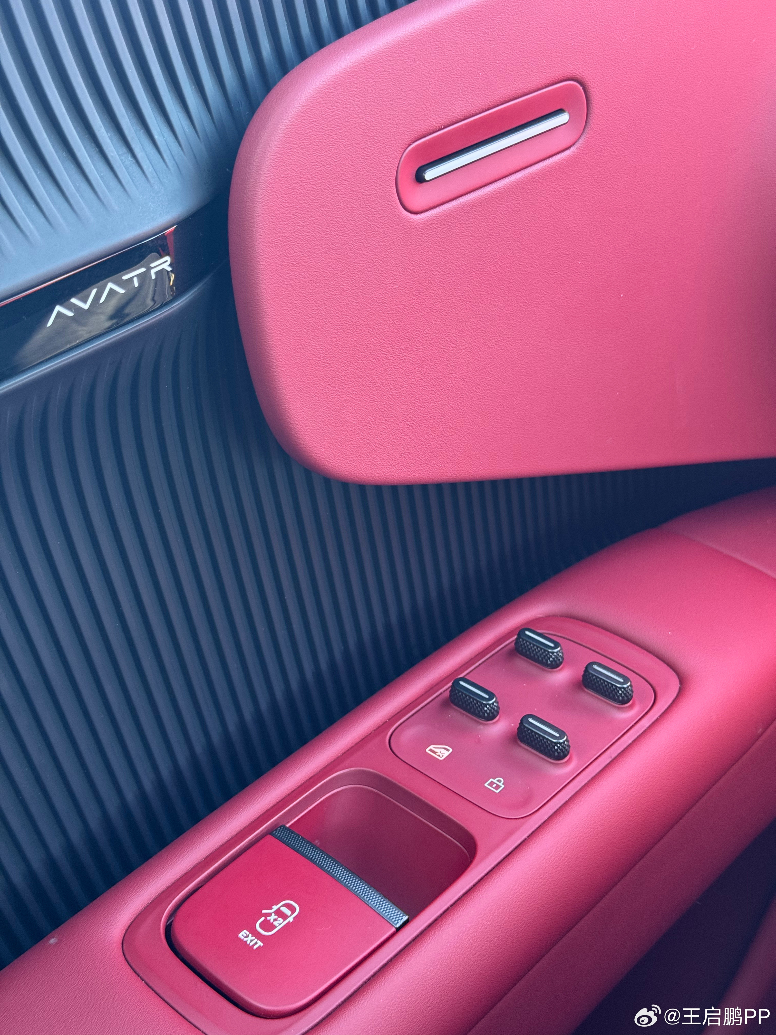 阿维塔这个门把手设计就很有意思，给你5秒时间，你能找到电子开门按钮在哪吗？没错，