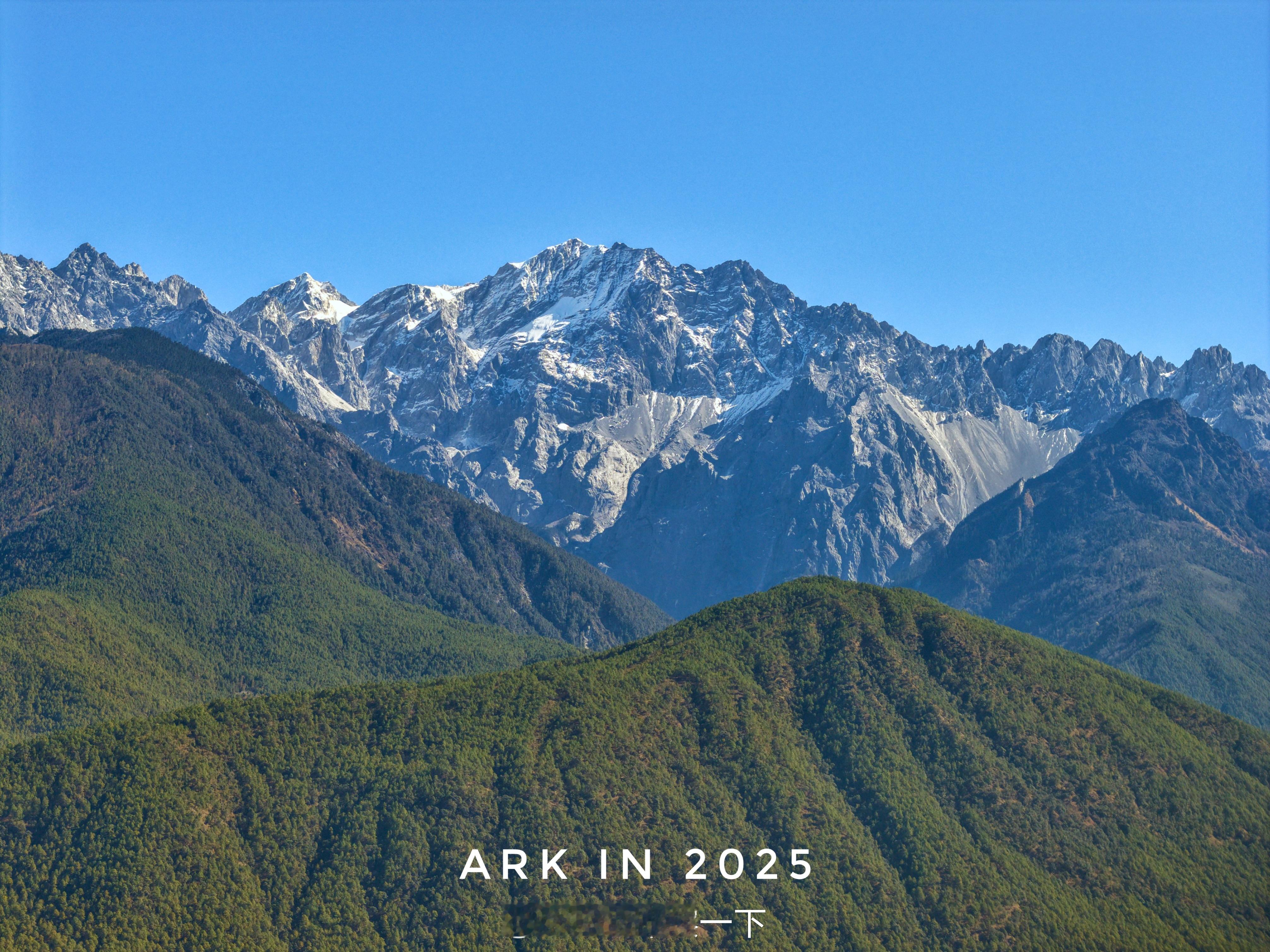北京下雪早上路过了丽江，在服务区拍到了玉龙雪山，来的这些天基本每天都是万里无云，