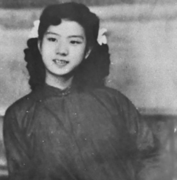 1949年，军统特务毛森抓到了一个交际花小姐，在审讯期间，毛森扒下她的衣服，露出