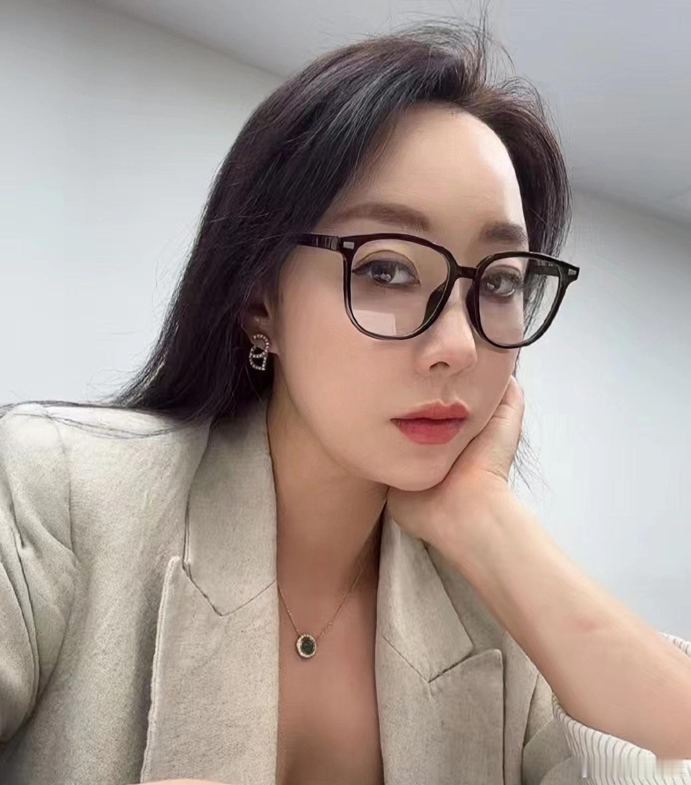 四个眼镜阿姨​​​