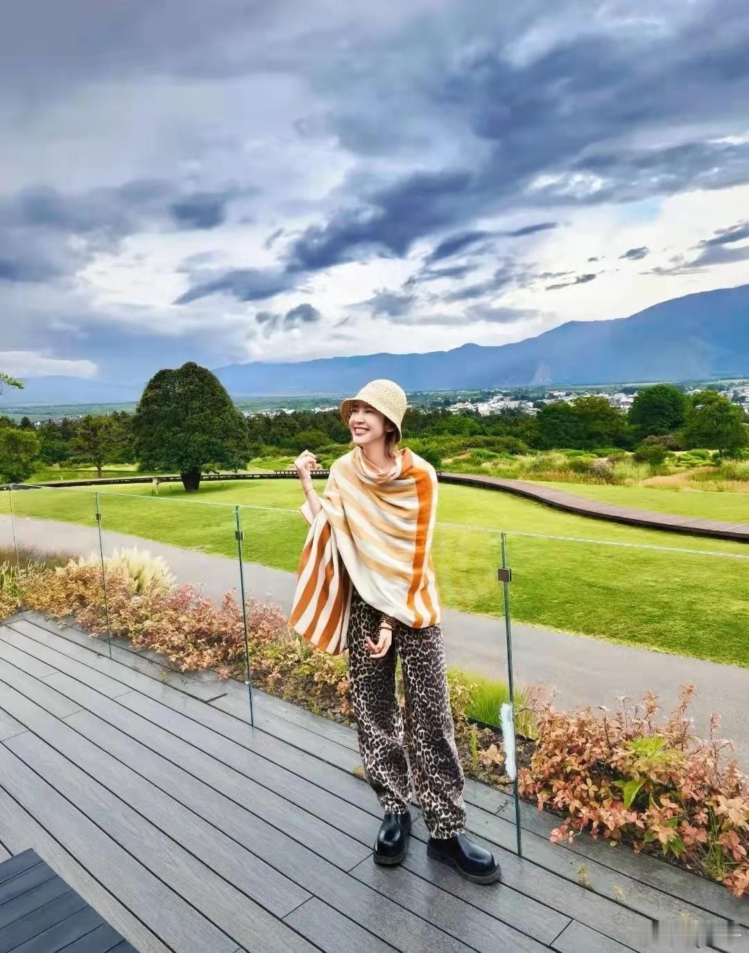 张若昀唐艺昕云南度假，夫妇俩体验采菌子，晒一桌成果笑得真甜！​​​