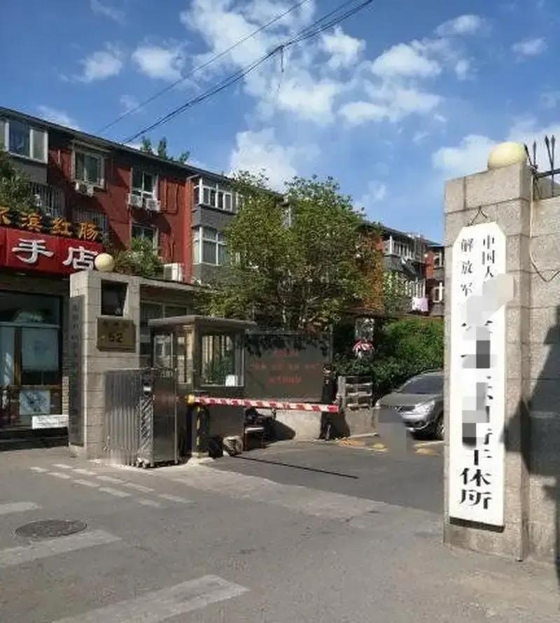 二混今年也60出头了，自从他老爸老妈去世以后，二混一直在楼上伺候新四军老兵岳父岳