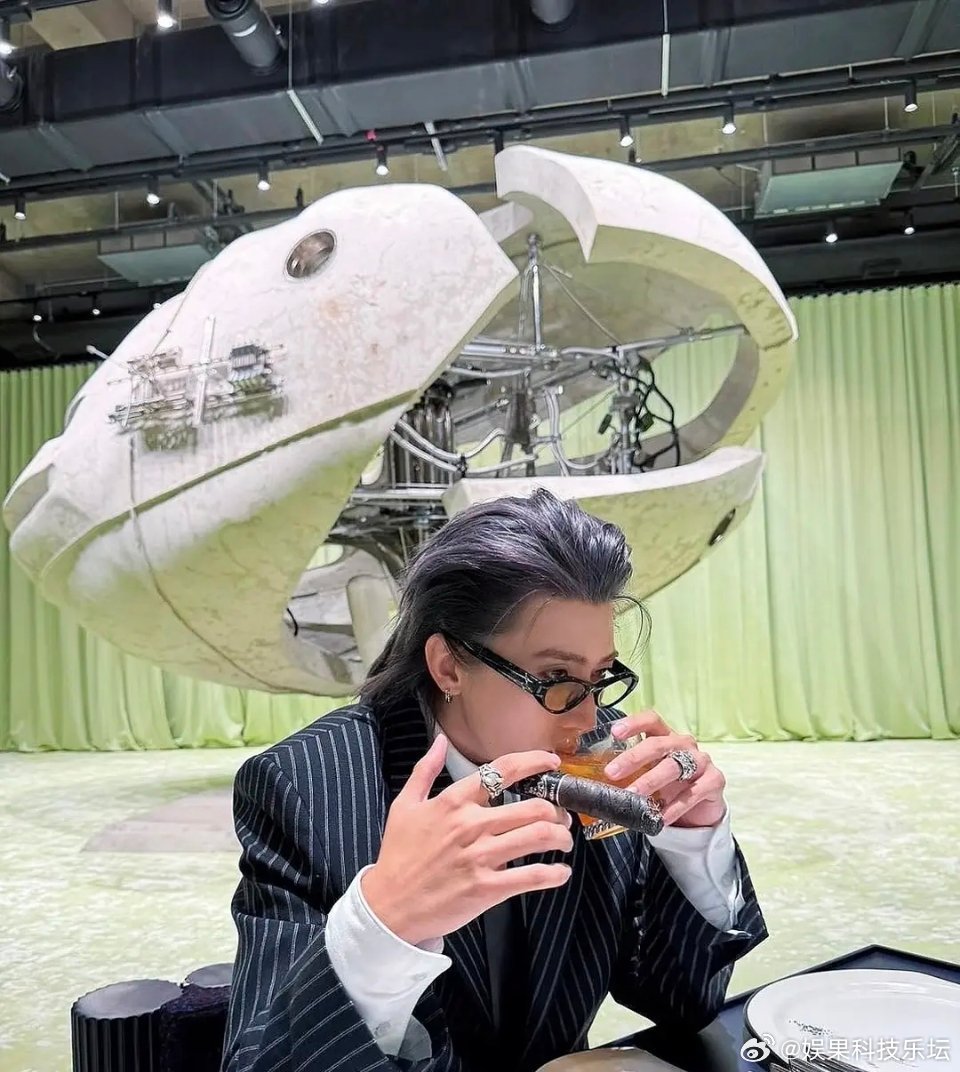 仿照好莱坞那一套搞的，内娱吃不吃就不知道了，反正塌完就糊了