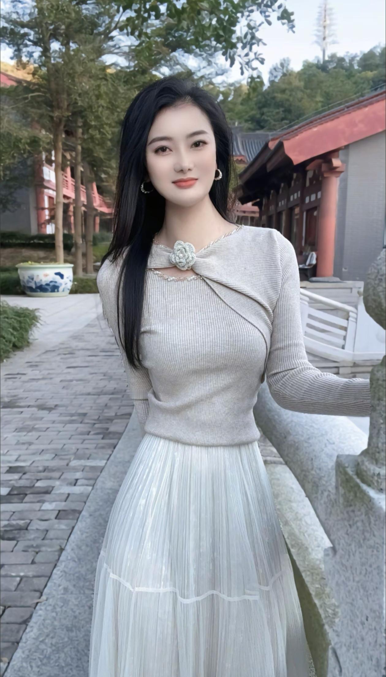 这位小姐姐穿搭好有气质