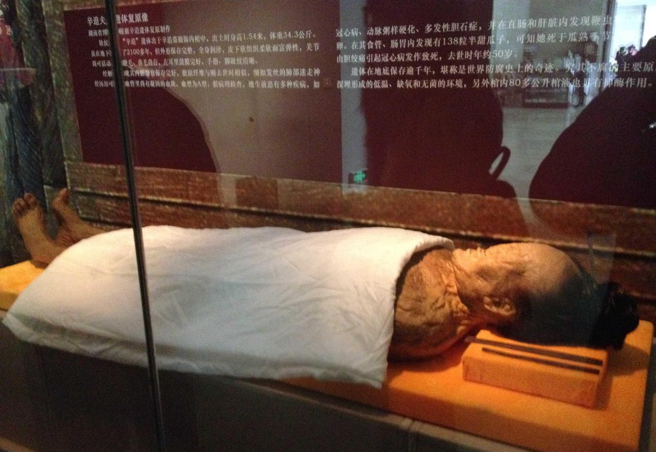 1971年，工人为修建医院正在打洞，往地下打孔时，突然，从孔里喷出一股气体，刺鼻