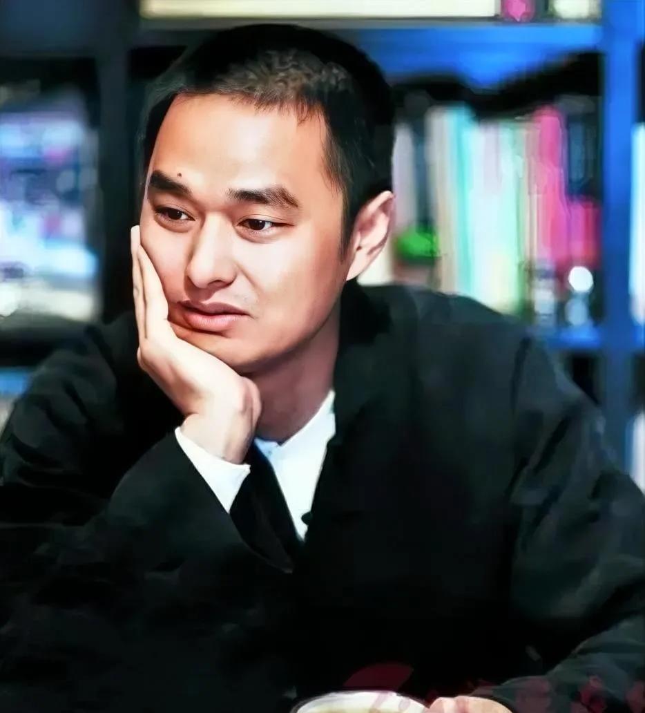 冯唐说:“当你老了才发现,你拼命爱的孩子,连给你通话的时间都没有,当你心疼孩子