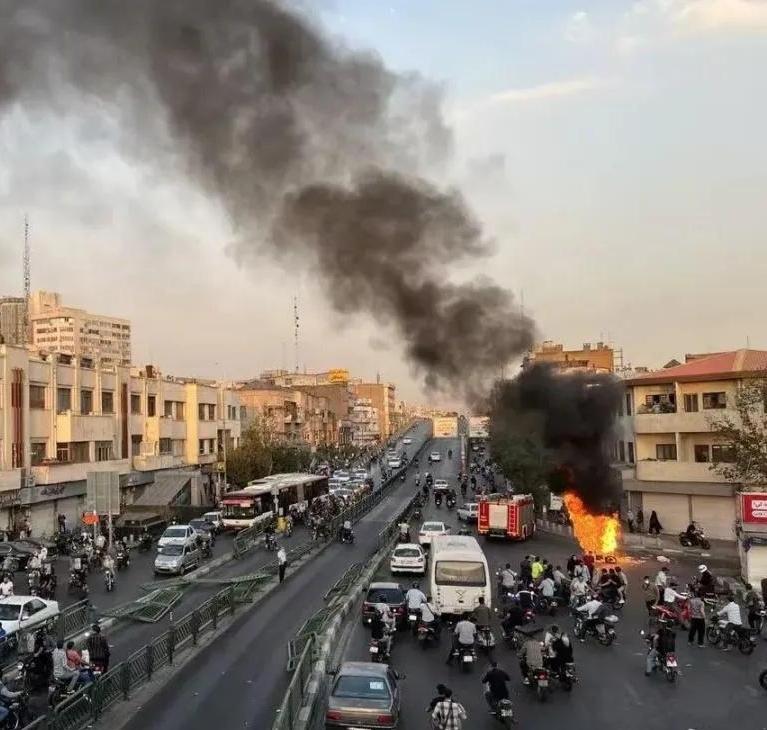 1月4日晚，美军披萨指数又开始卖疯了，五角大楼附近披萨店的生意突然大幅上升，甚至