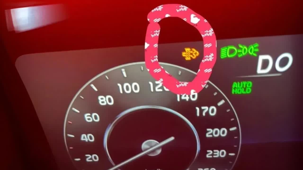 昨天堂弟急事借车，今晚归还。我兴冲冲开车逛街，谁知车内显示屏突现神秘灯光提示，看
