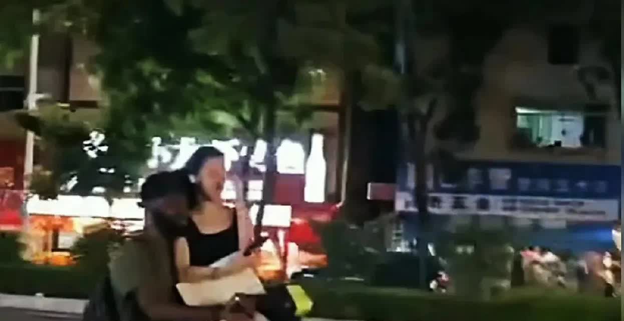 “这个女孩光宗耀祖了”广东广州，6月14日晚上，有一名男子驾车回家，无意中发现一