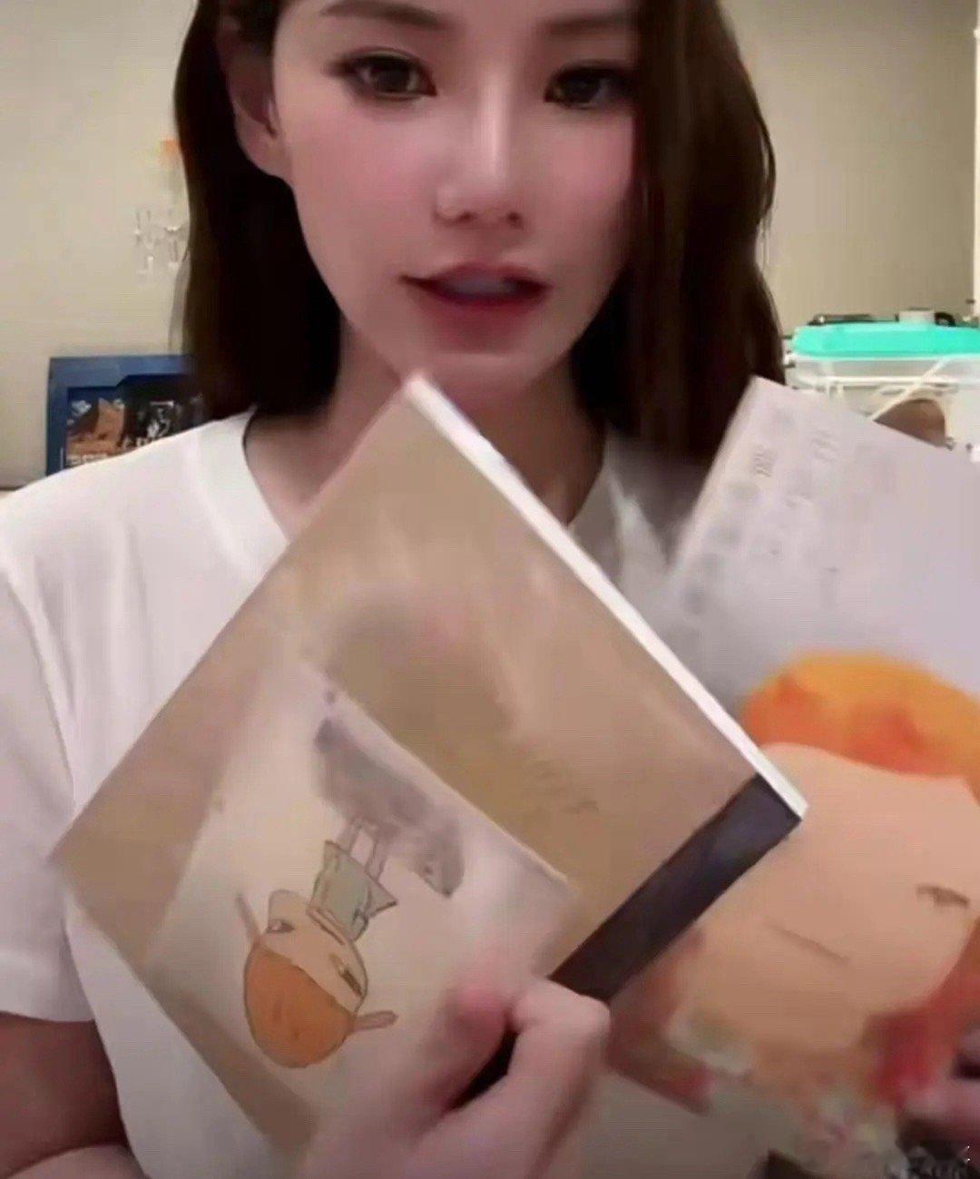 画展未获小S二女儿邀请，马筱梅直接带玥玥箖箖去看奈良美智的画展了。马筱梅在直播间
