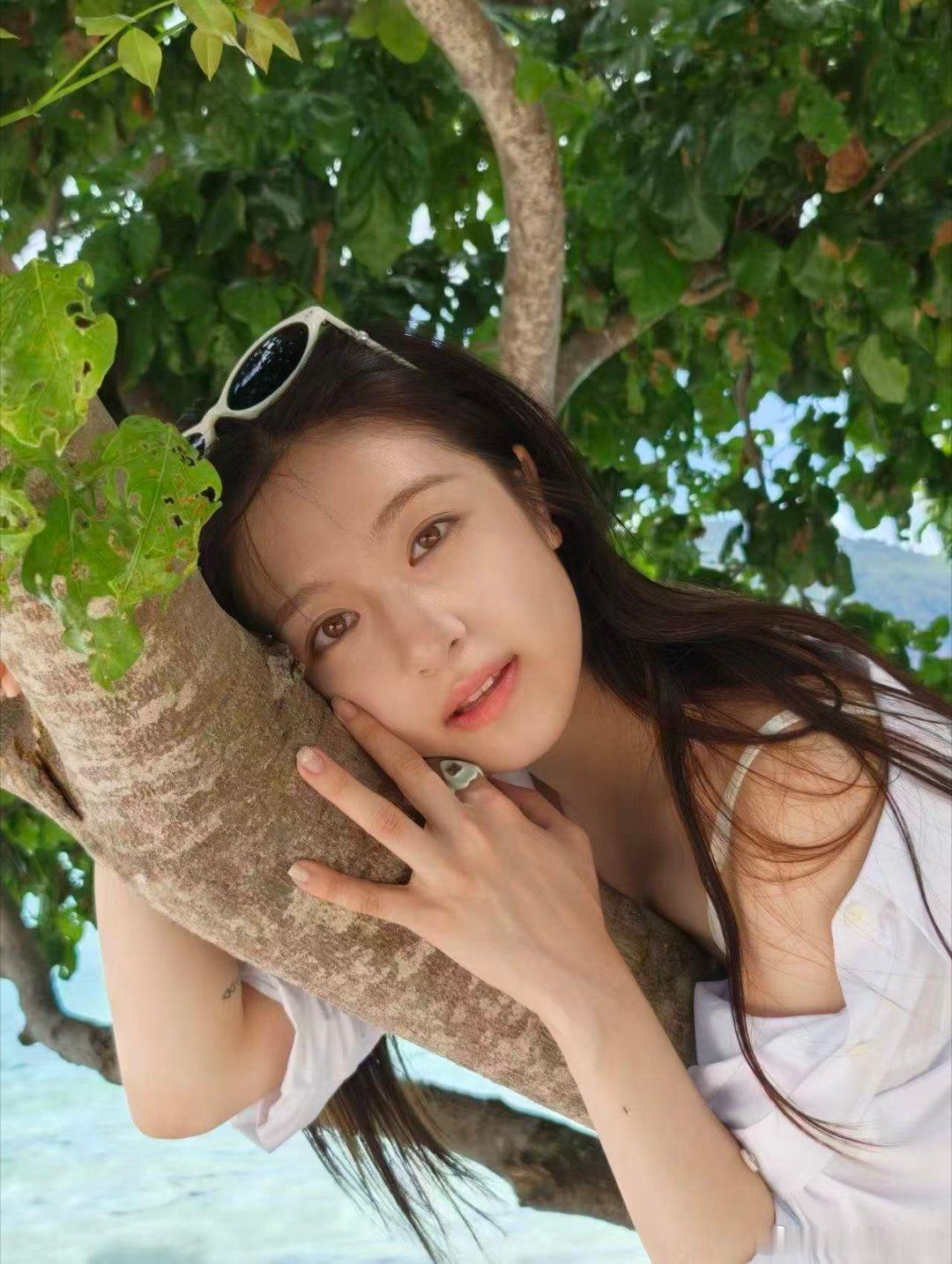 李兰迪条纹泳装李兰迪海边游艇出游好好看，宽松白衬衫搭条纹泳装，小动作灵动又元气，