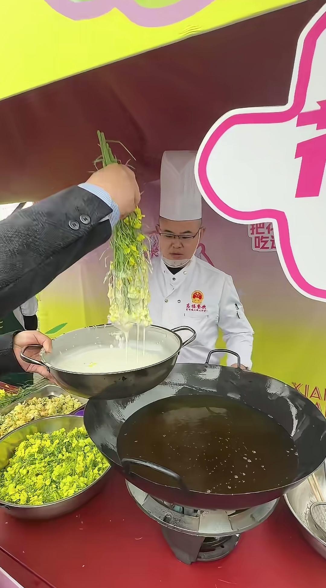 如今的人可真会吃，连油菜花都能做成美食，放油锅一炸，便成了爽口的花样小吃。瞧画