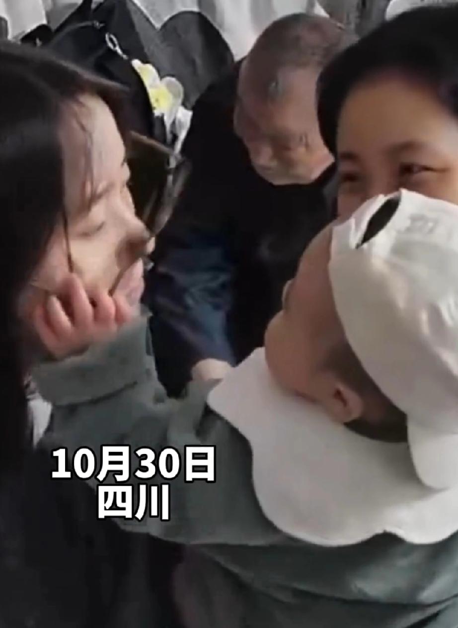 10月30日,四川。女子带着宝宝回娘家,看望父母。宝宝的外公和小姨正好在家里。看