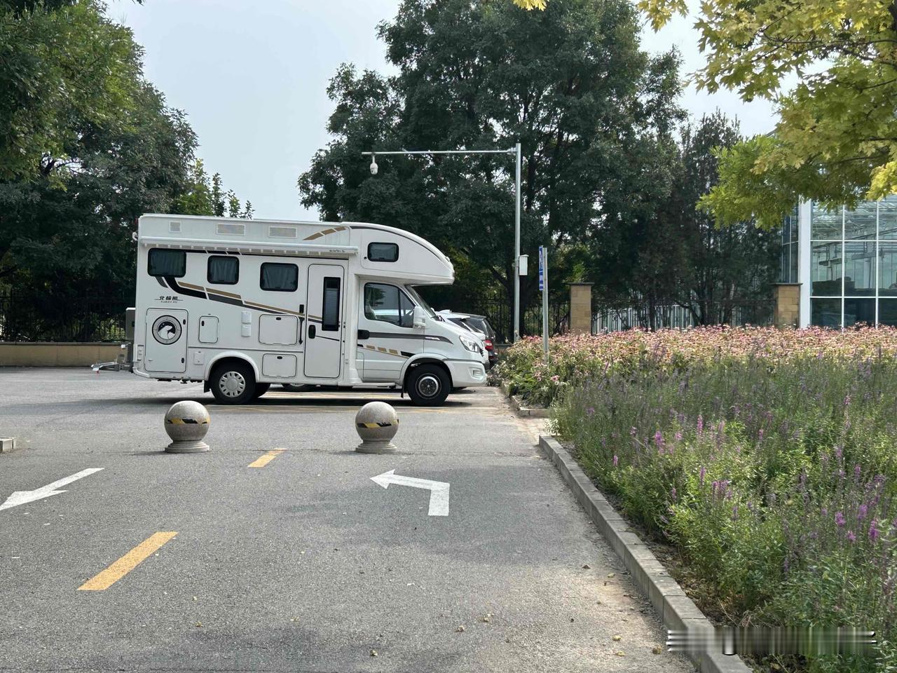 逛郊野公园，看到停了好几辆房车。这边不收停车费，好多房车都搁在这儿。我发现这