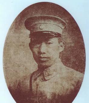 1935年，张学良听说王家烈没有坐过飞机，就邀请他在天上飞一圈，谁知王家烈一上飞