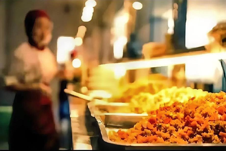 北京这次对中小学食堂的改革，可以说是动了真格了!明确要求到2027年底，所有