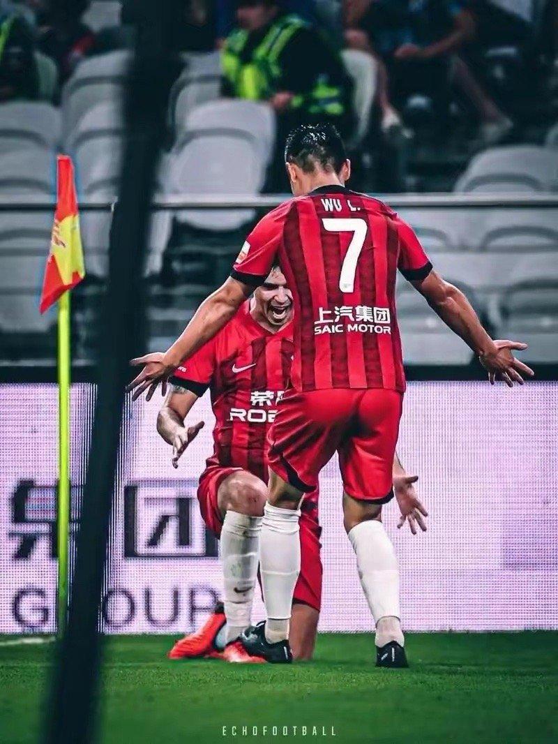 很多申花球员离开申花，都是“撕破脸皮”的，例如：莫雷诺、德罗巴、特维斯、博拉尼奥