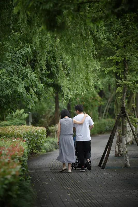 浙江金华这事儿真是让人唏嘘。小丁父母开小吃店，把17万积蓄都借给了表哥，5万给其